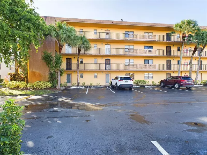 9370 SW 8th St #301, Boca Raton, FL 33428