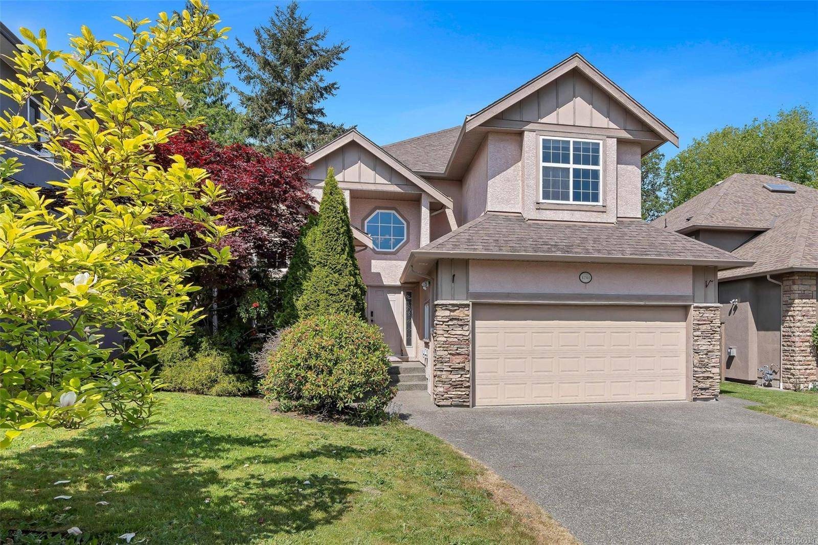 4248 Oakview Close, Saanich, BC V8N 6M8