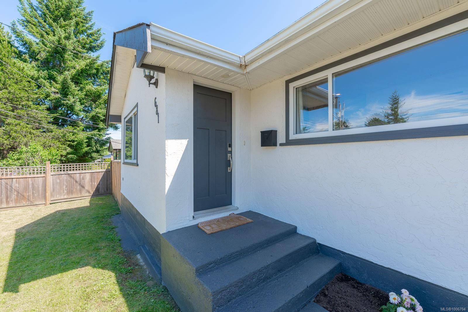 Nanaimo, BC V9S 1X9,681 Chelsea St