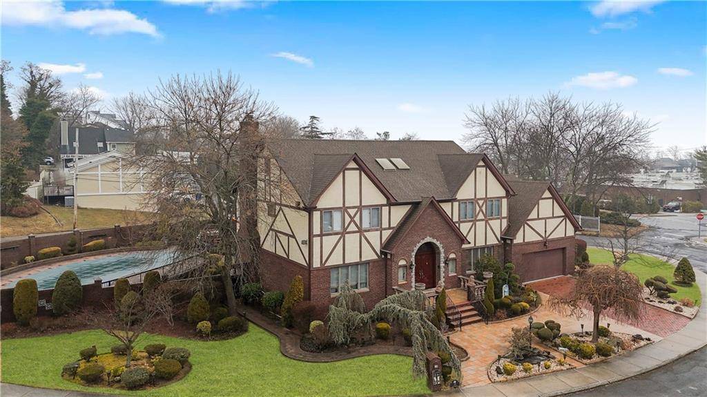 Staten  Island, NY 10312,19 Luna CIR