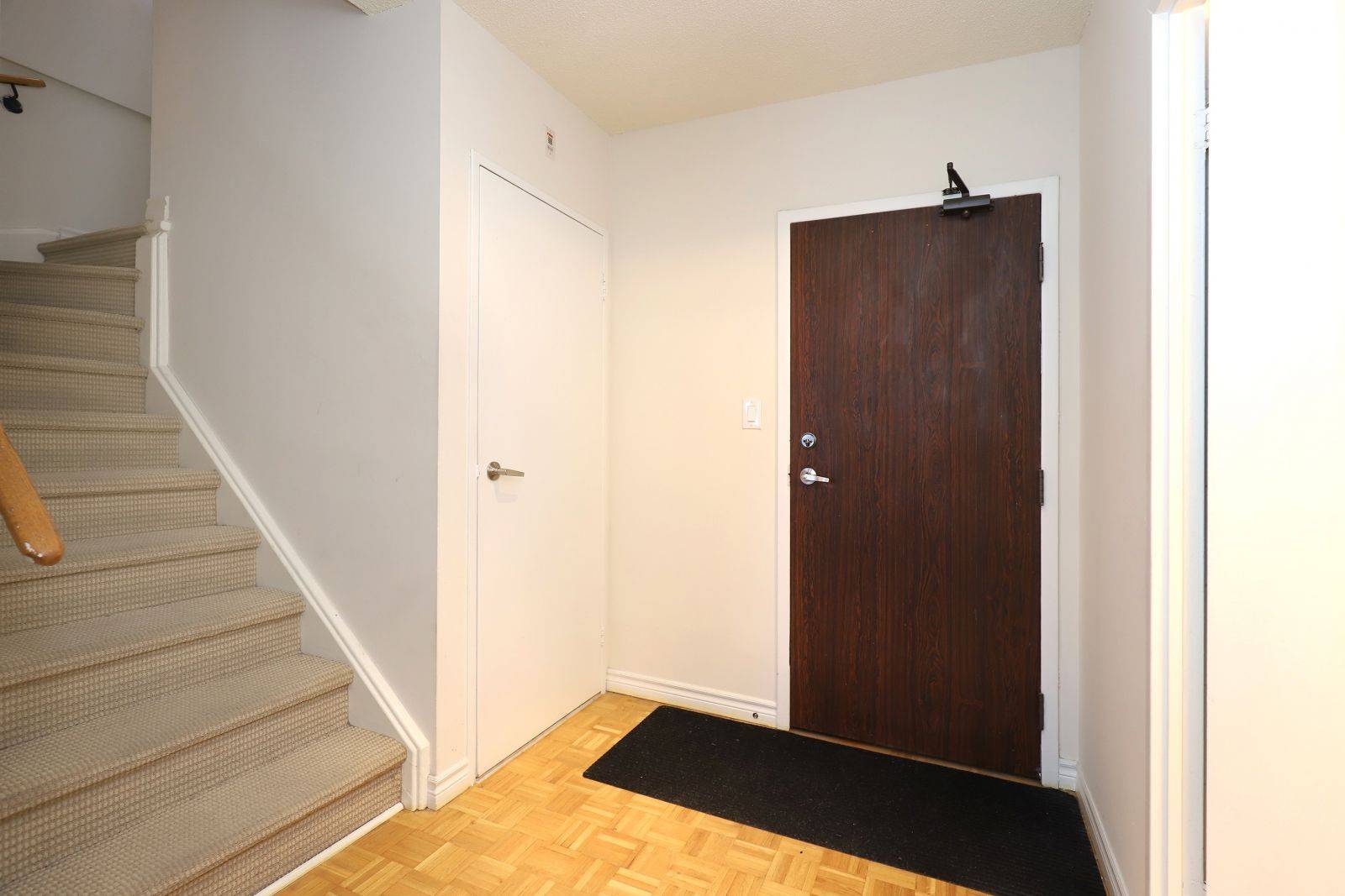 Mississauga, ON L5C 3Z5,1000 Cedarglen Gate #413
