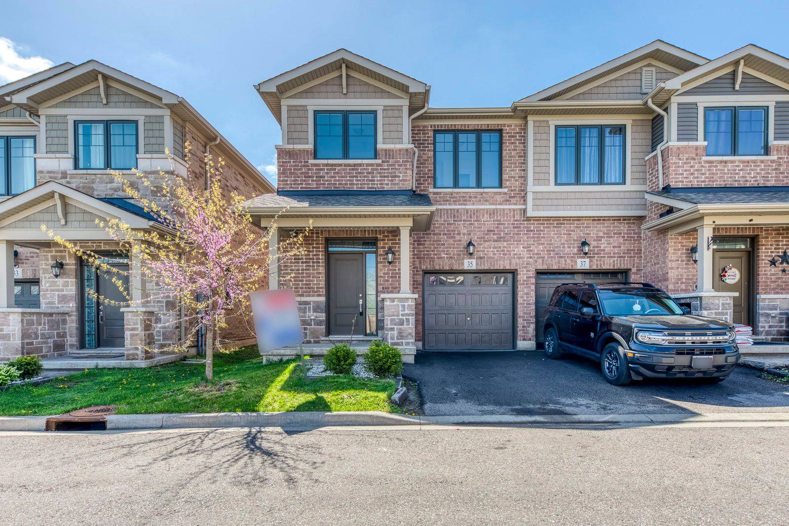 35 Pelican LN, Hamilton, ON L8K 0A4