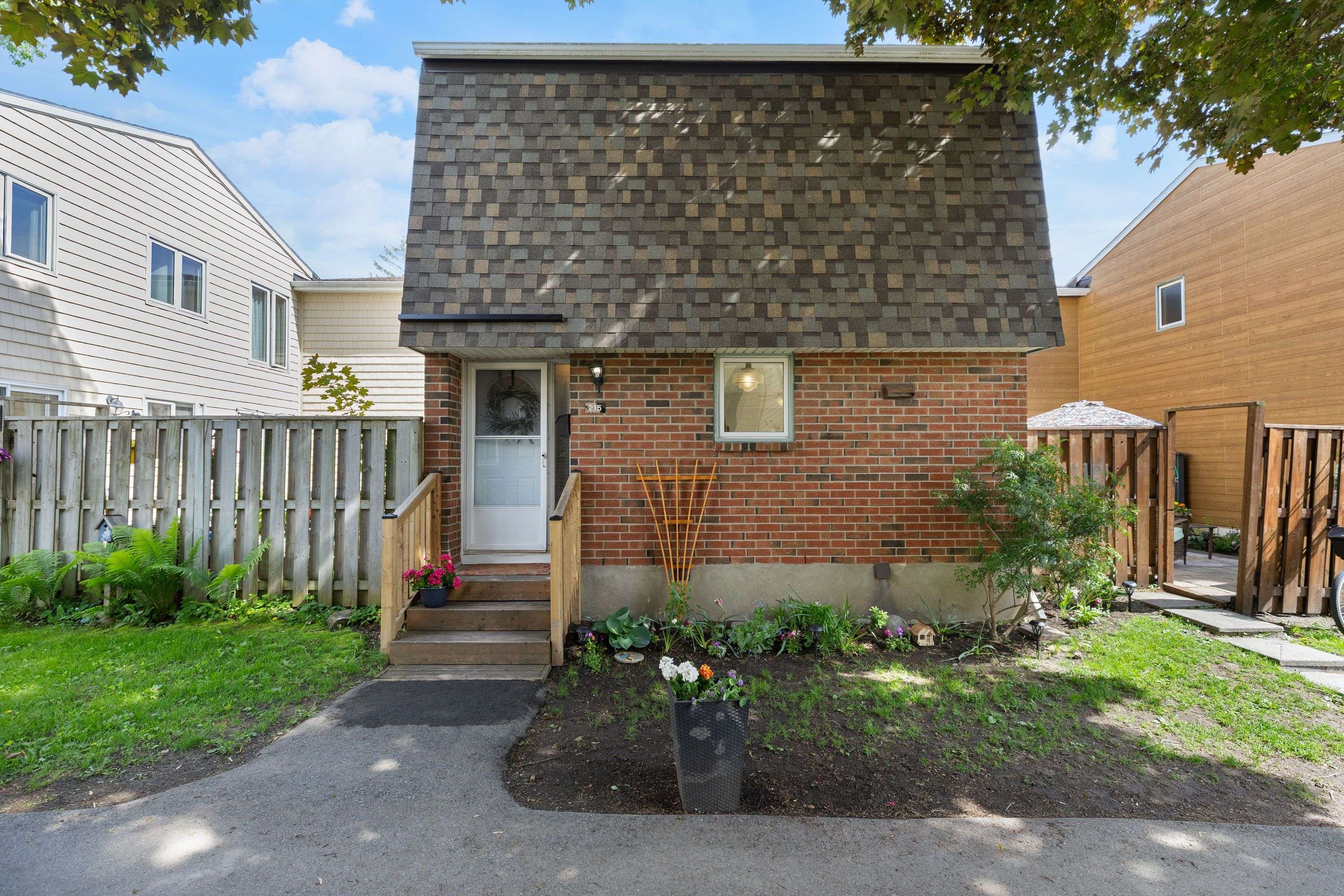 215 Petrie LN #94, Kanata, ON K2K 1Z5