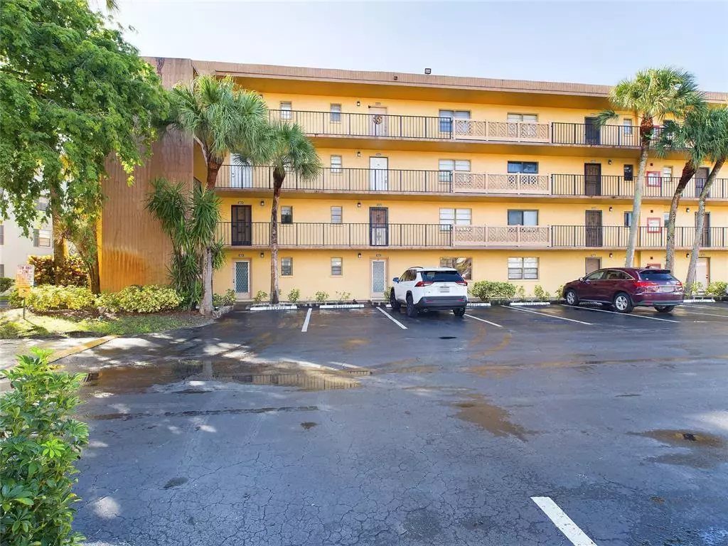 Boca Raton, FL 33428,9370 SW 8th St #301