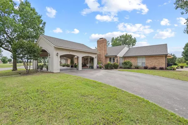 2017 S Village Drive, Bonham, TX 75418