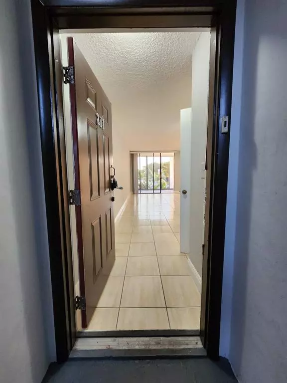 Oakland Park, FL 33309,212 Lake Point Dr #211