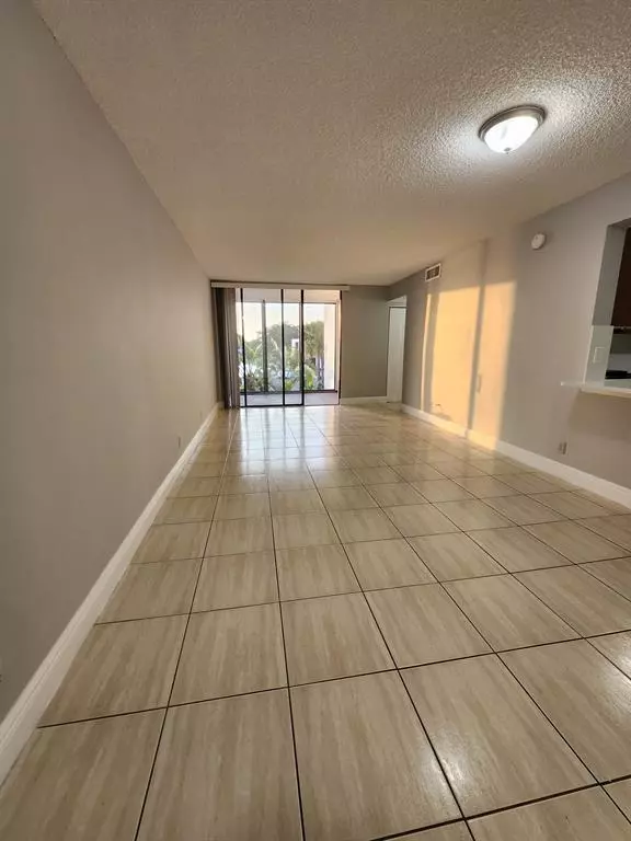 Oakland Park, FL 33309,212 Lake Point Dr #211