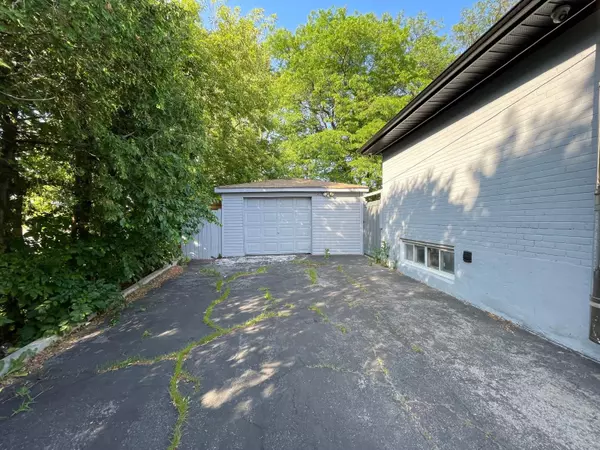 Oakville, ON L6L 4A8,575 Third Line #Main