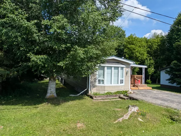 Wellington North, ON N0G 2L0,8 Grand  Vista DR