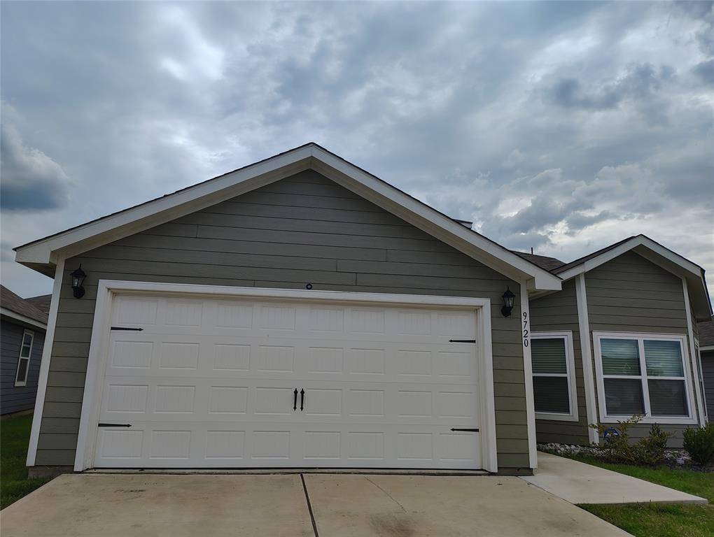 9720 Sierra Grande Drive, Fort Worth, TX 76140