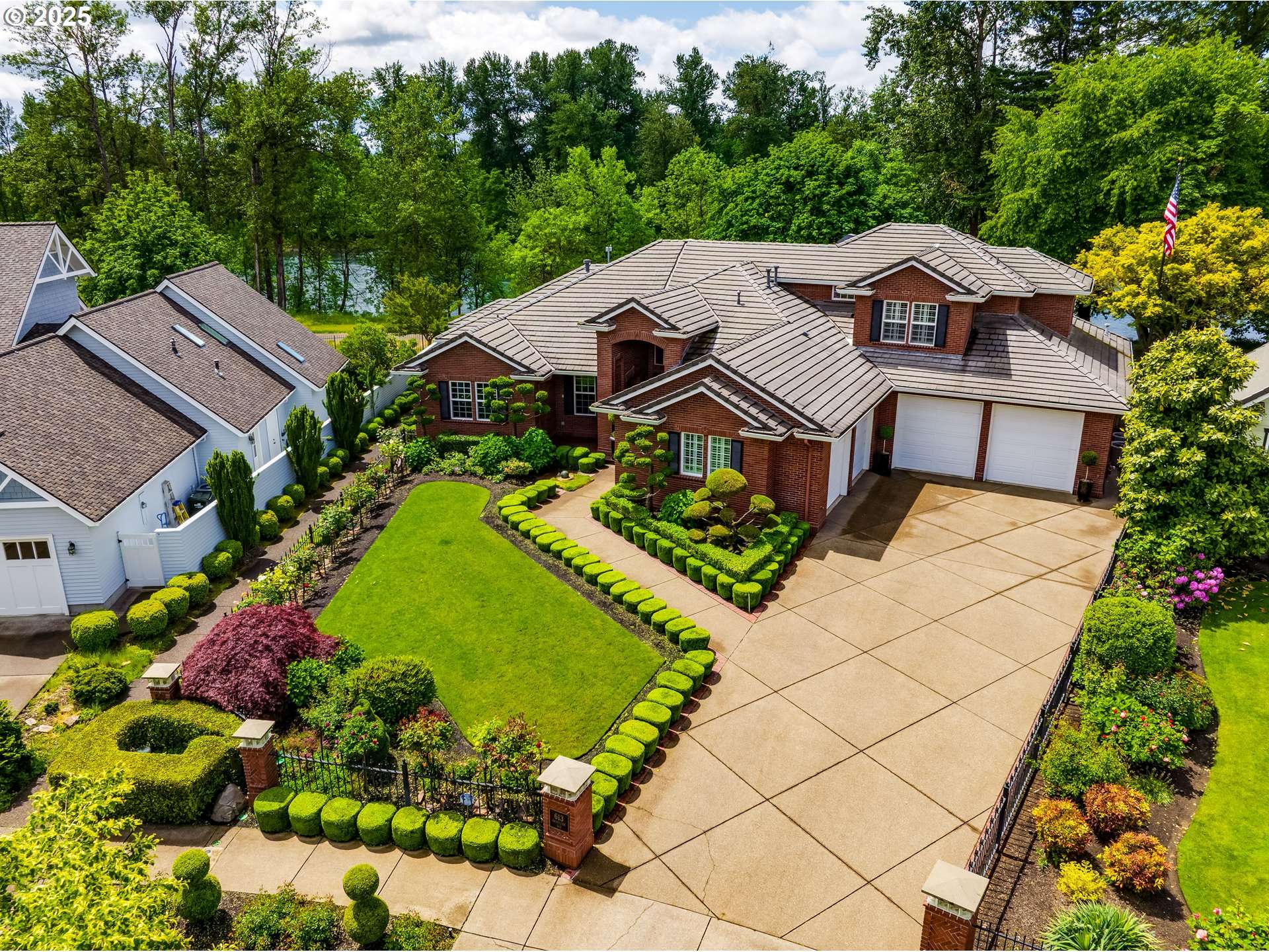 Eugene, OR 97401,613 SHORELINE WAY