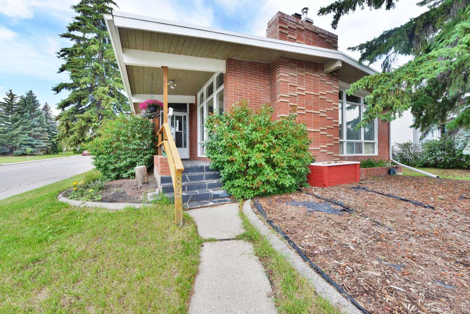 Calgary, AB T3E 4Y8,89 Governor DR SW