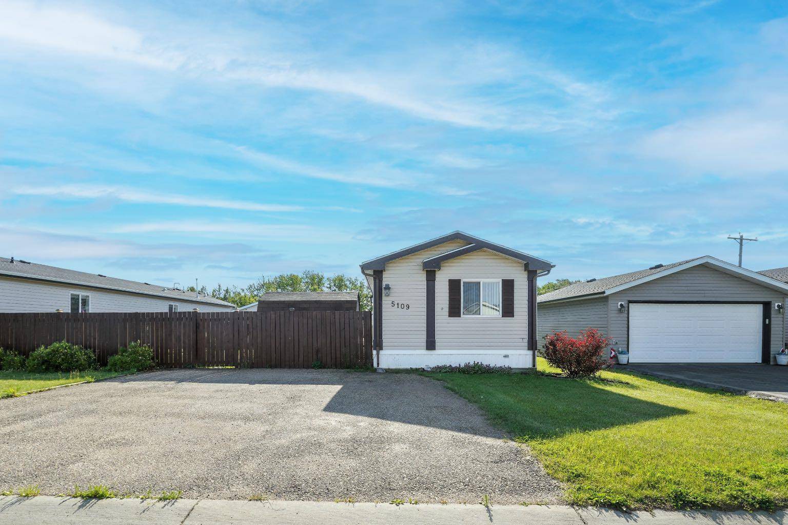 5109 44 ST, Clive, AB T0C0Y0