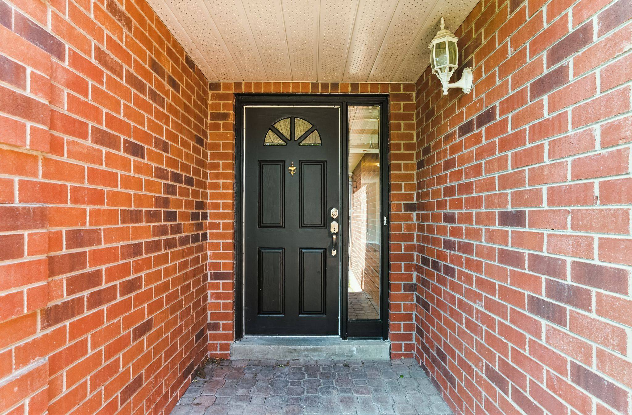 Whitby, ON L1N 7Y6,34 HENDERSON DR
