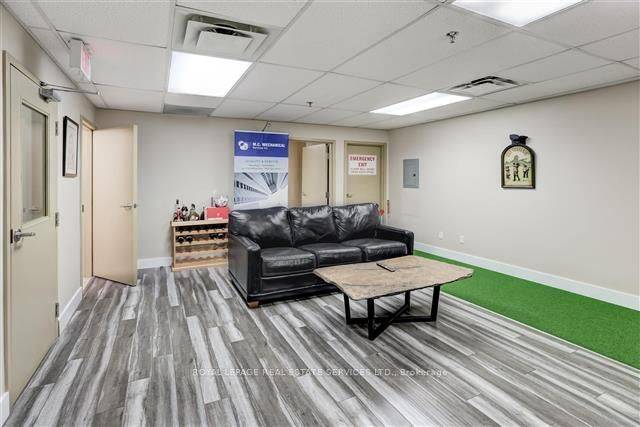 Toronto W10, ON M9W 6V8,21 Signal Hill AVE #2