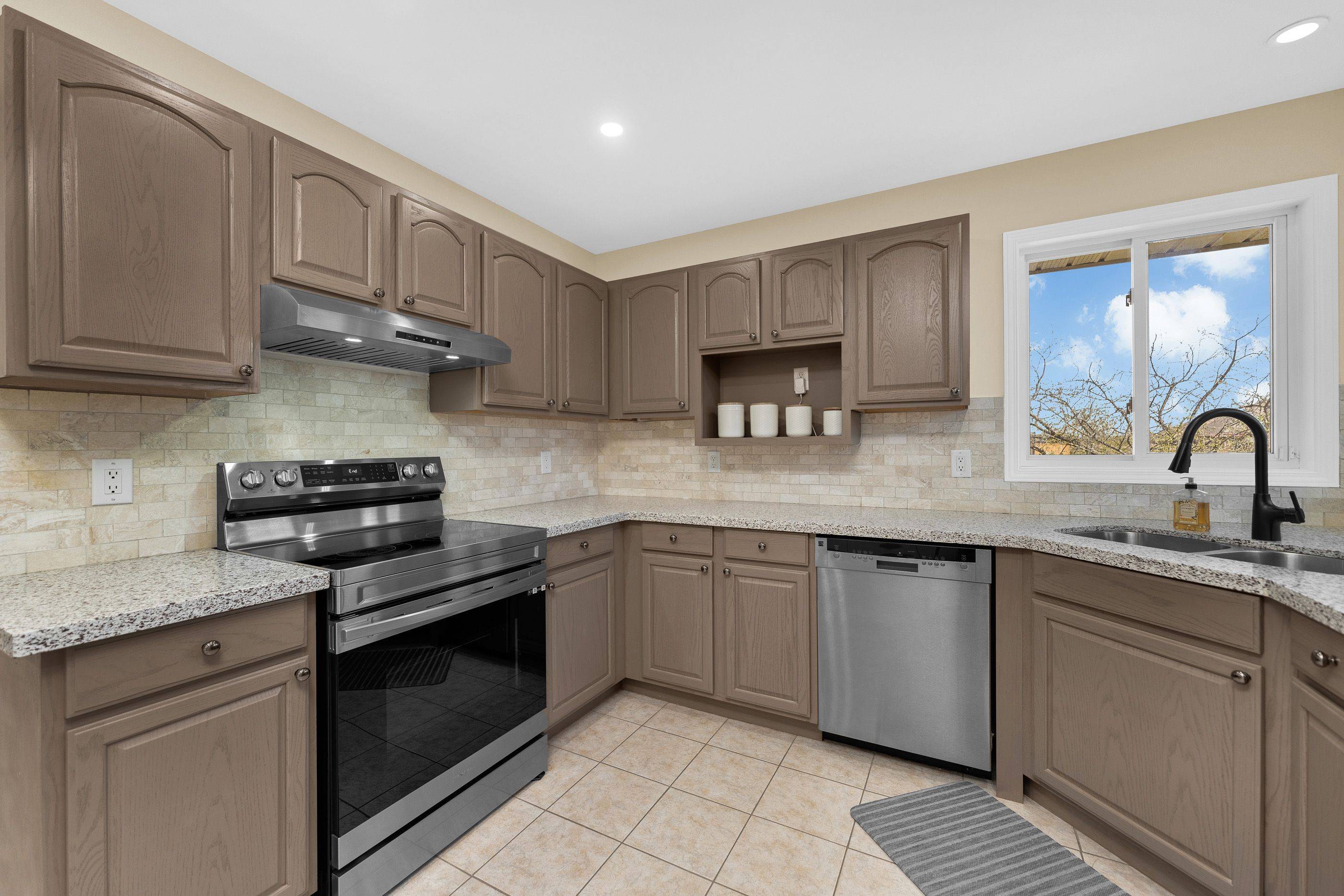 185 Amy Croft DR, Lakeshore, ON N9K 1E3