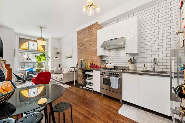 Toronto C01, ON M6J 3A1,261 Ossington AVE