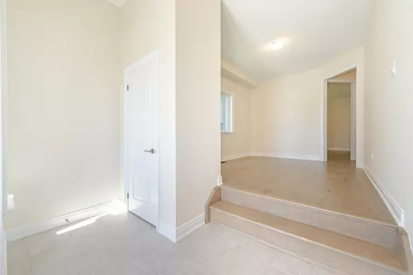 Bradford West Gwillimbury, ON L3Z 4M7,14 Mac Campbell WAY
