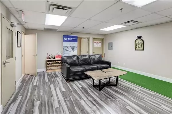 Toronto W10, ON M9W 6V8,21 Signal Hill AVE #2