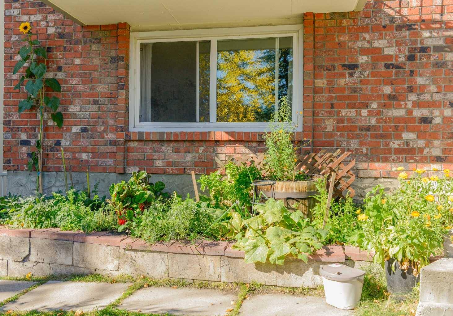 Calgary, AB T2T 4S3,2317 17A ST Southwest #102