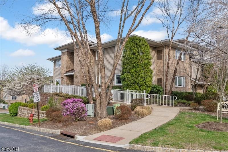 Kinnelon Boro, NJ 07405,8 Wilshire Ter #8
