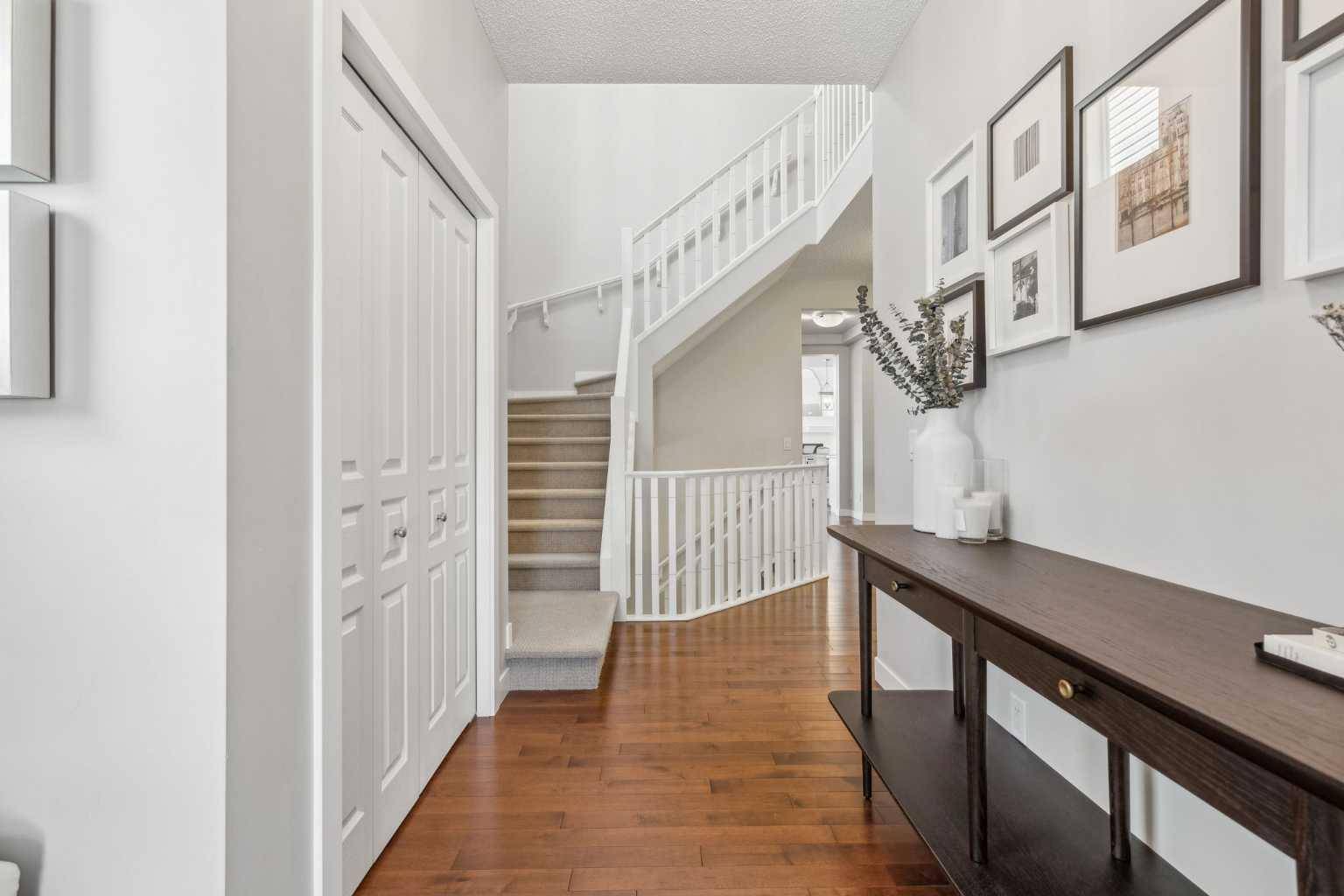 Calgary, AB T3P 0J4,13 Evansview CT NW