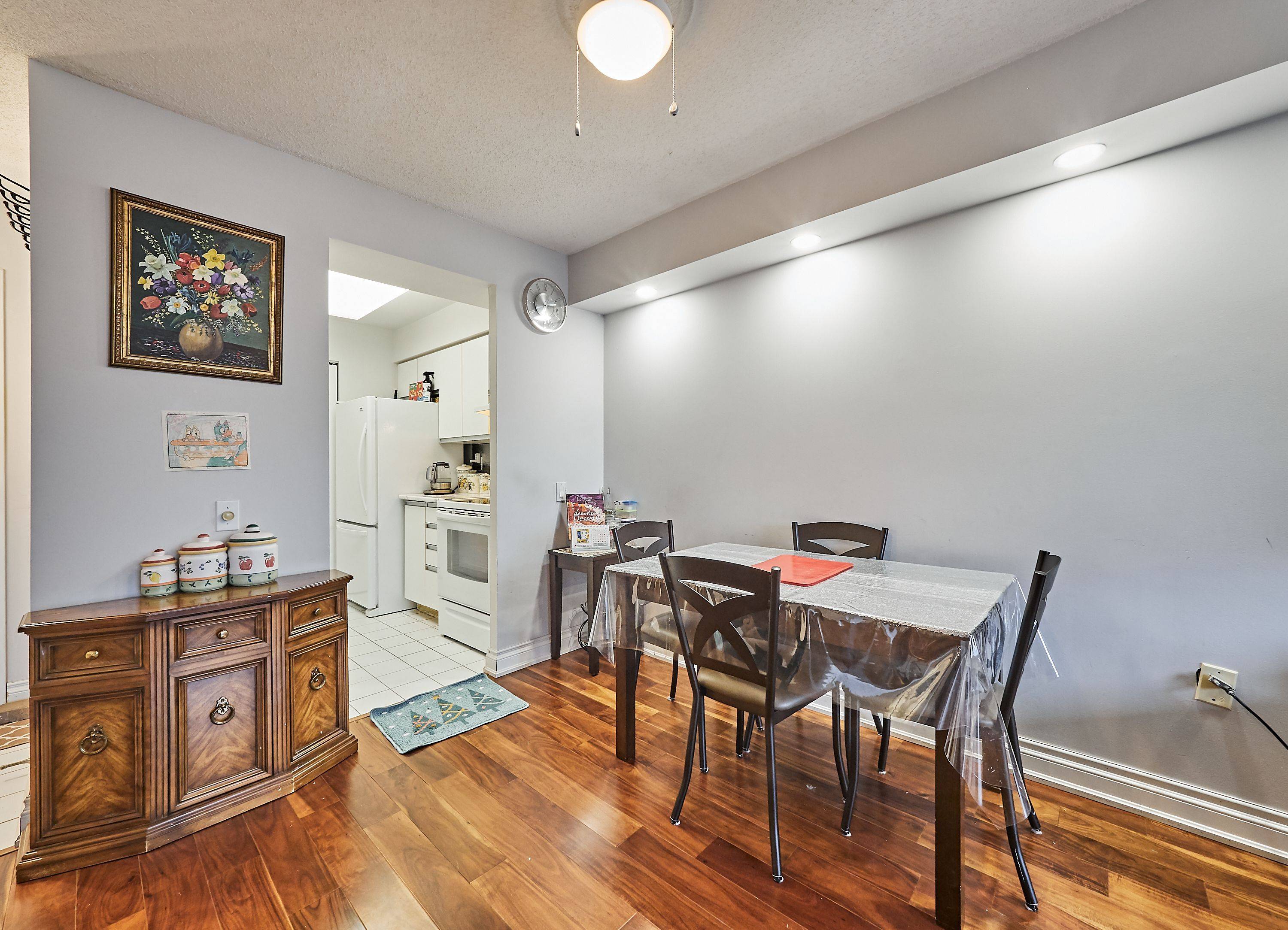 Toronto C11, ON M4H 1P2,21 Overlea BLVD #511
