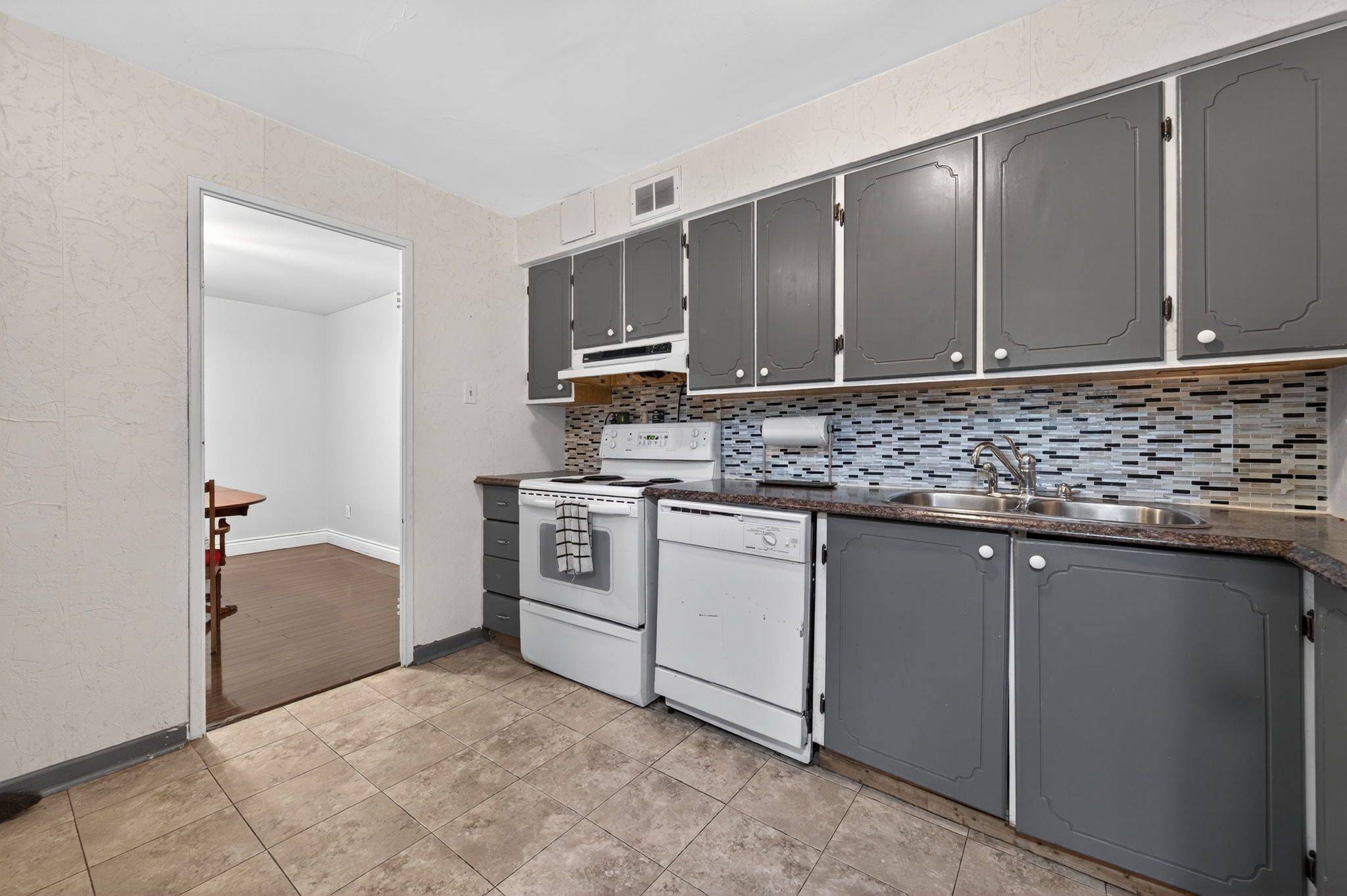 Markham, ON L3T 3C2,1 Royal Orchard BLVD #102