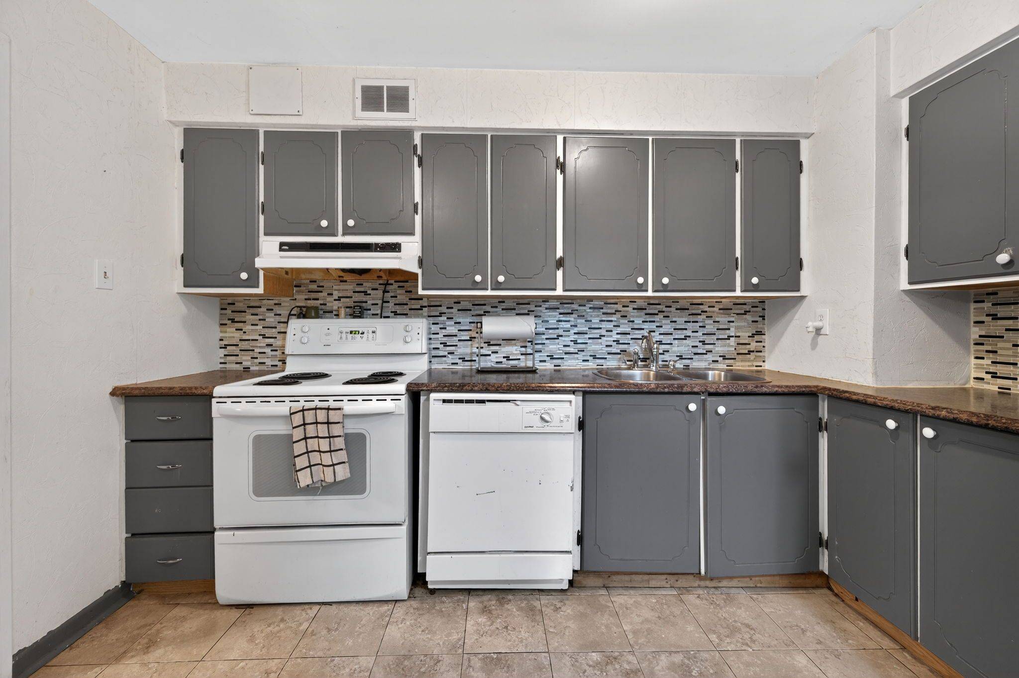 Markham, ON L3T 3C2,1 Royal Orchard BLVD #102