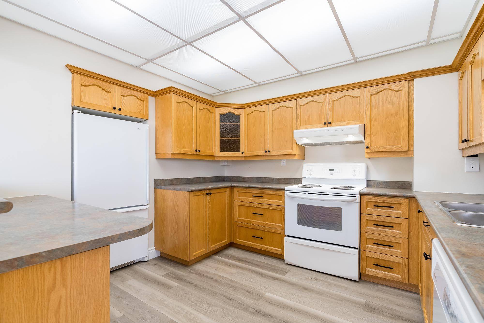 Barrie, ON L4M 5L6,181 Collier ST #106