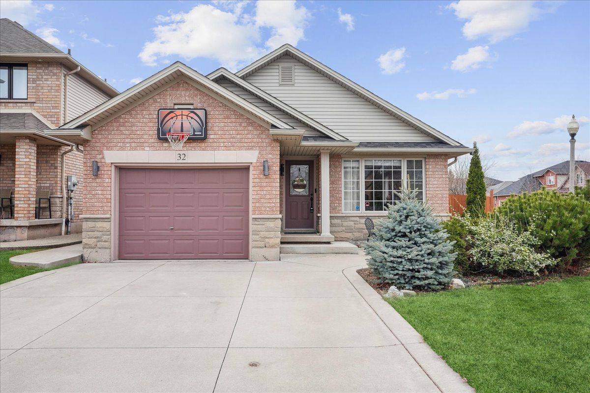 32 Sonoma LN, Hamilton, ON L8E 6B5