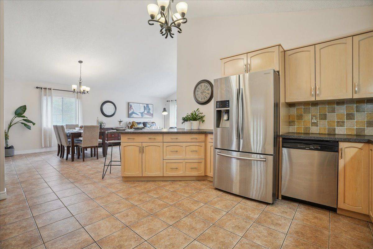 Hamilton, ON L8E 6B5,32 Sonoma LN