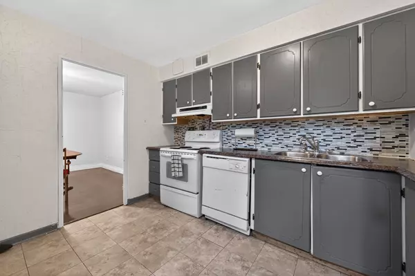 Markham, ON L3T 3C2,1 Royal Orchard BLVD #102