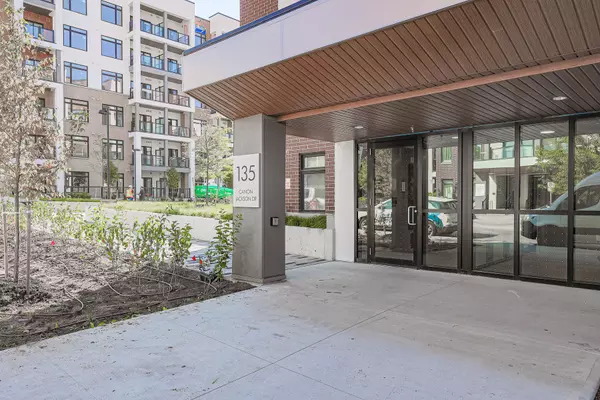 Toronto W04, ON M6M 0C3,135 Canon Jackson DR #604