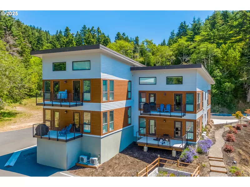 94353 LEITH RD, Gold Beach, OR 97444