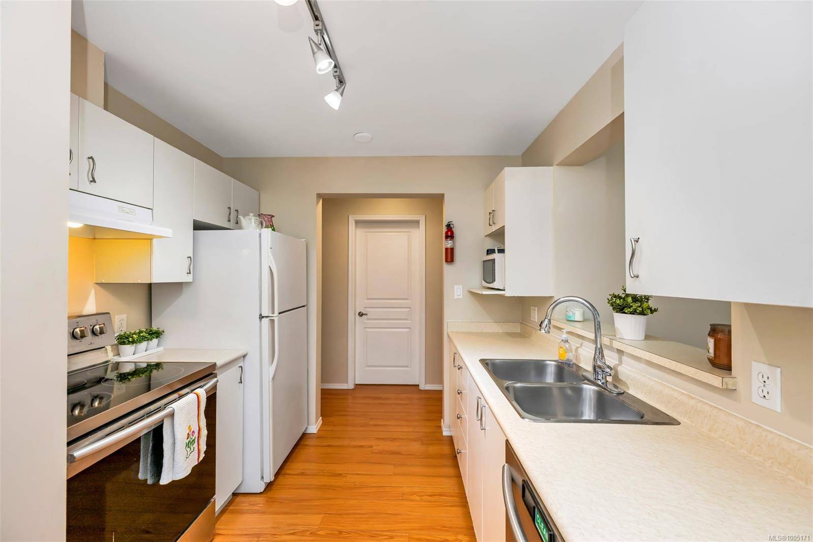 Saanich, BC V8X 2W6,898 Vernon Ave #102
