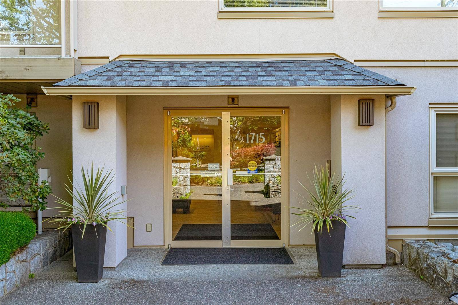 Victoria, BC V8P 4P9,1715 Richmond Ave #405