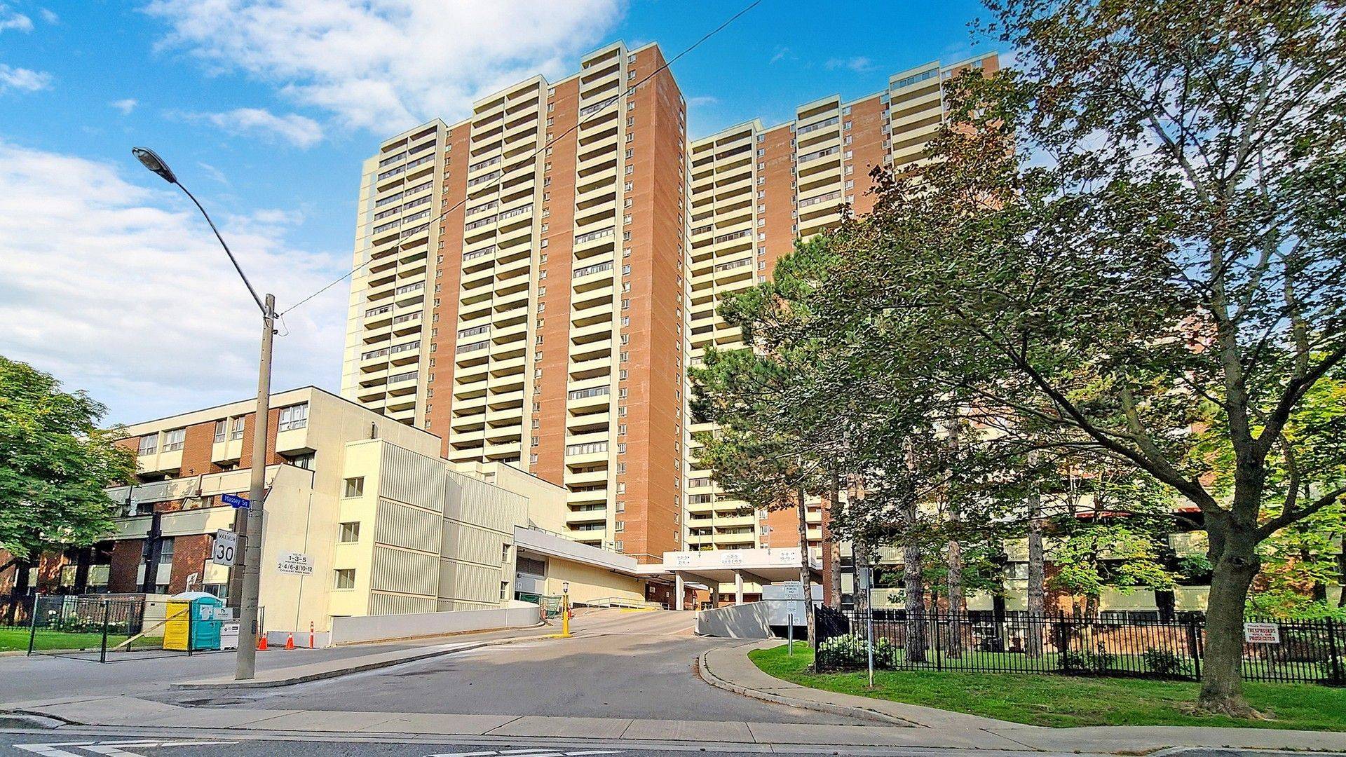 1 Massey SQ #1418, Toronto E03, ON M4C 5L4