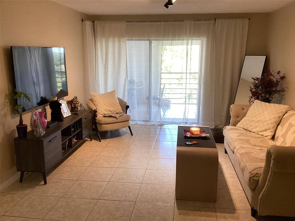 Boca Raton, FL 33428,9235 SW 8th St #505