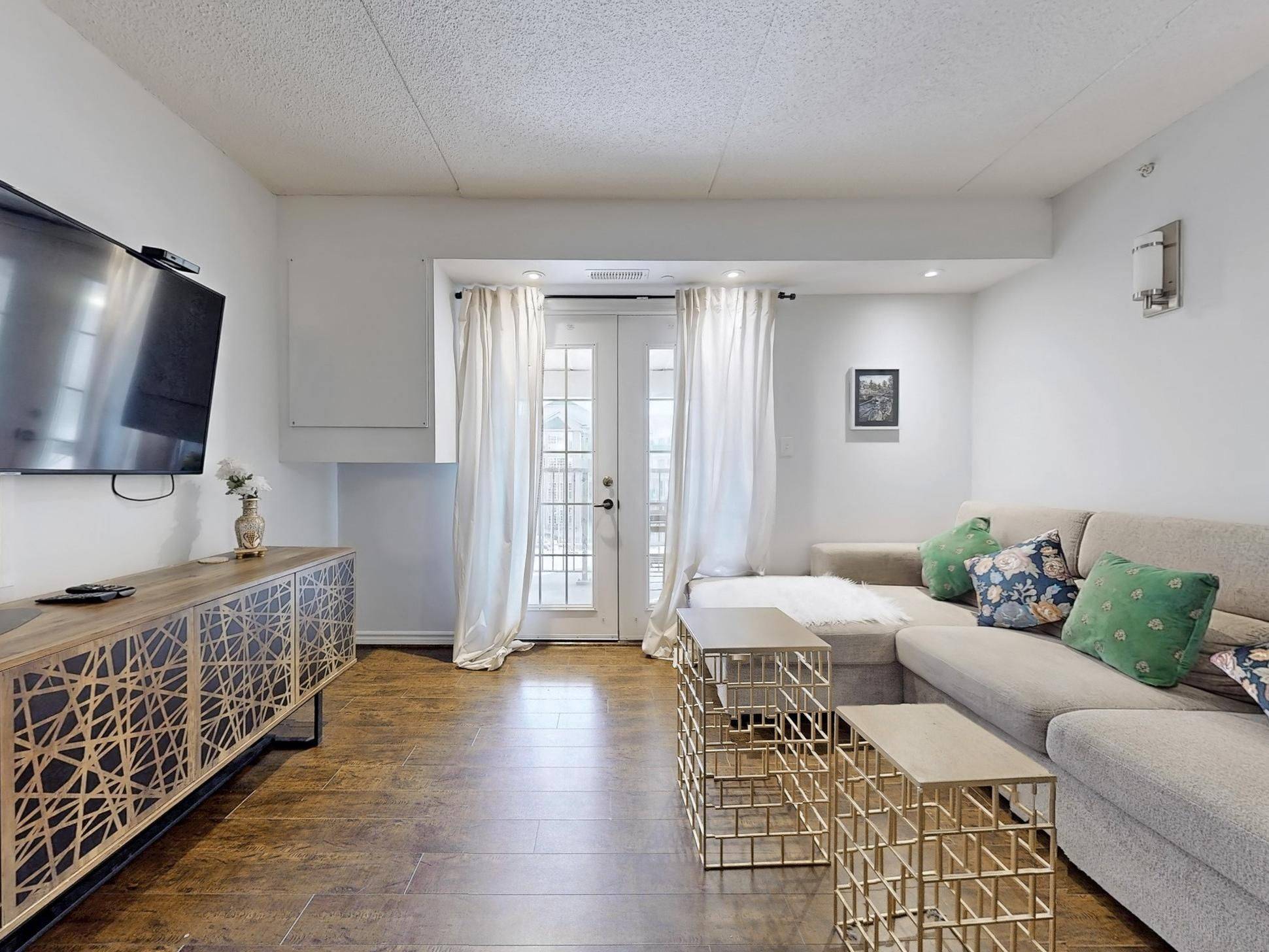 Oakville, ON L6M 4M9,1440 Bishops Gate #306