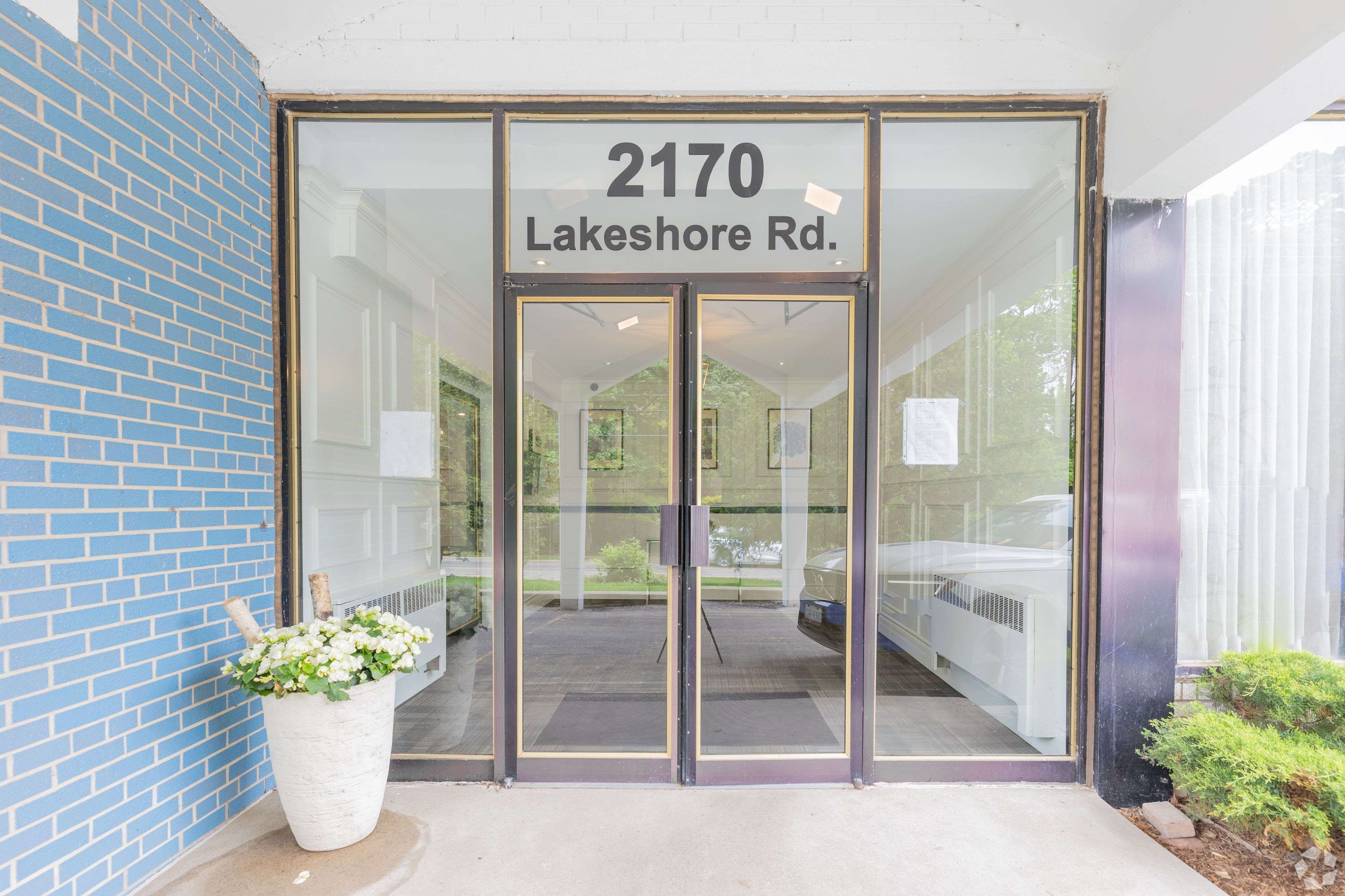 Burlington, ON L7R 1A6,2170 Lakeshore RD #102
