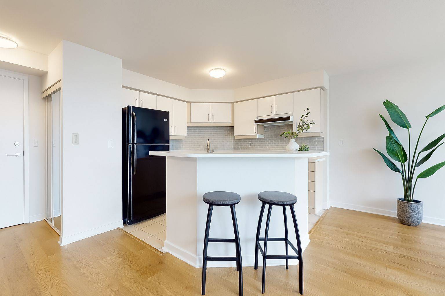 Toronto W06, ON M8Y 4G8,250 Manitoba ST #702