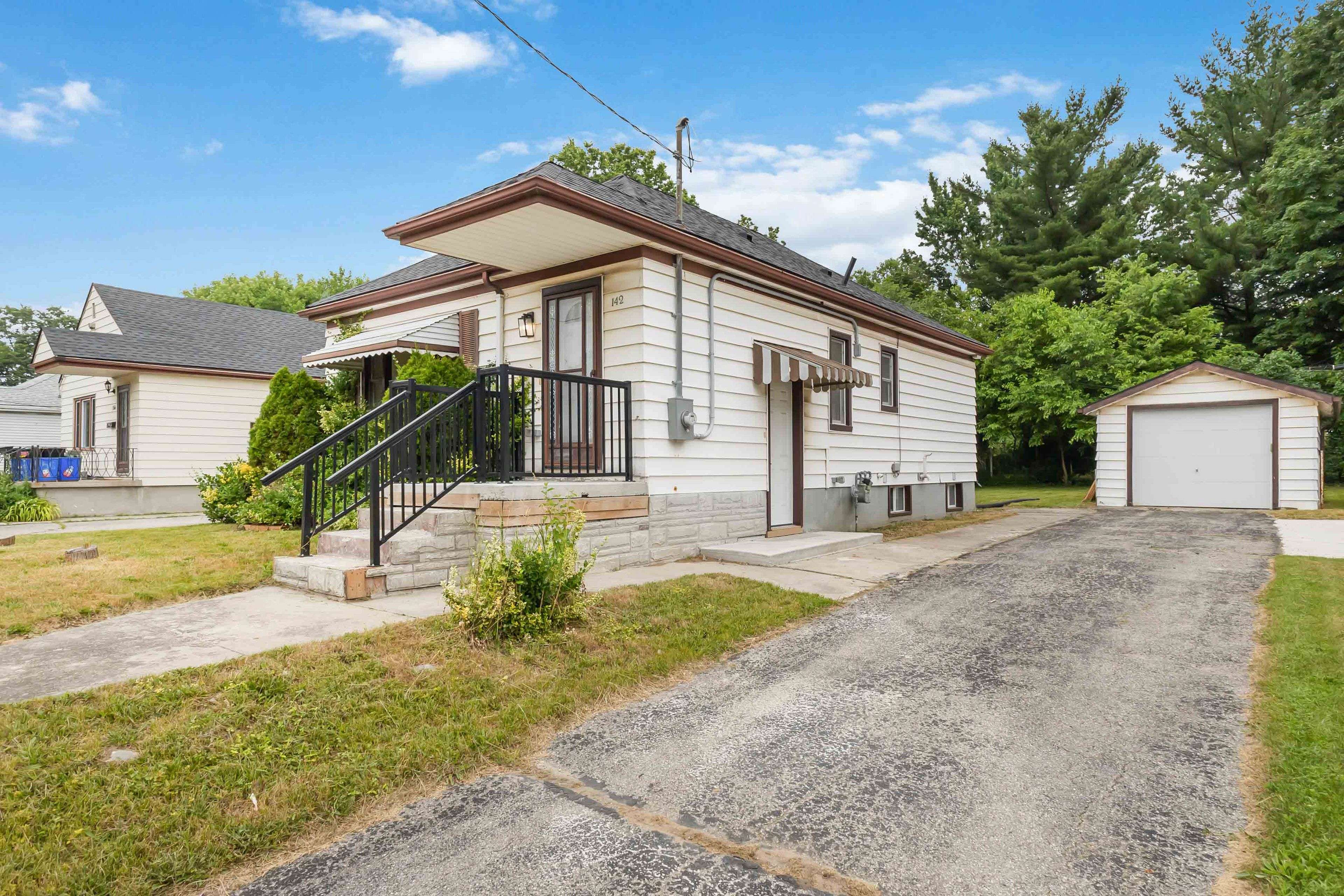 London East, ON N5Z 2W4,Upper - 142 Highbury AVE