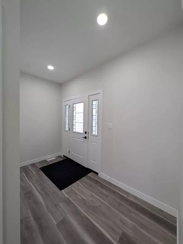 Medicine Hat, AB T1B 4Y6,39 Sierra RD SW