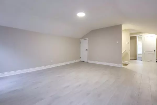 Oshawa, ON L1G 3Z7,81 Mcmillan DR #Unit 3