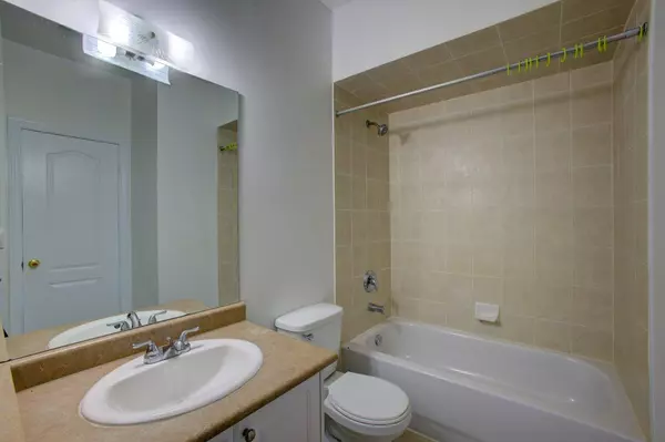 Oshawa, ON L1G 8G2,19 Niagara DR #27