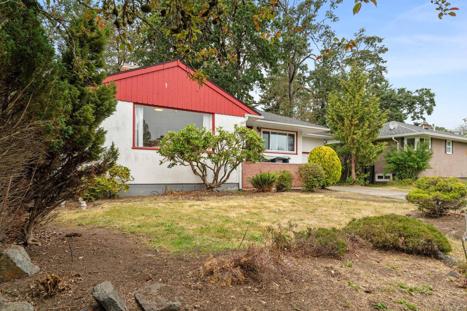3352 Henderson Rd, Oak Bay, BC V8P 5A7