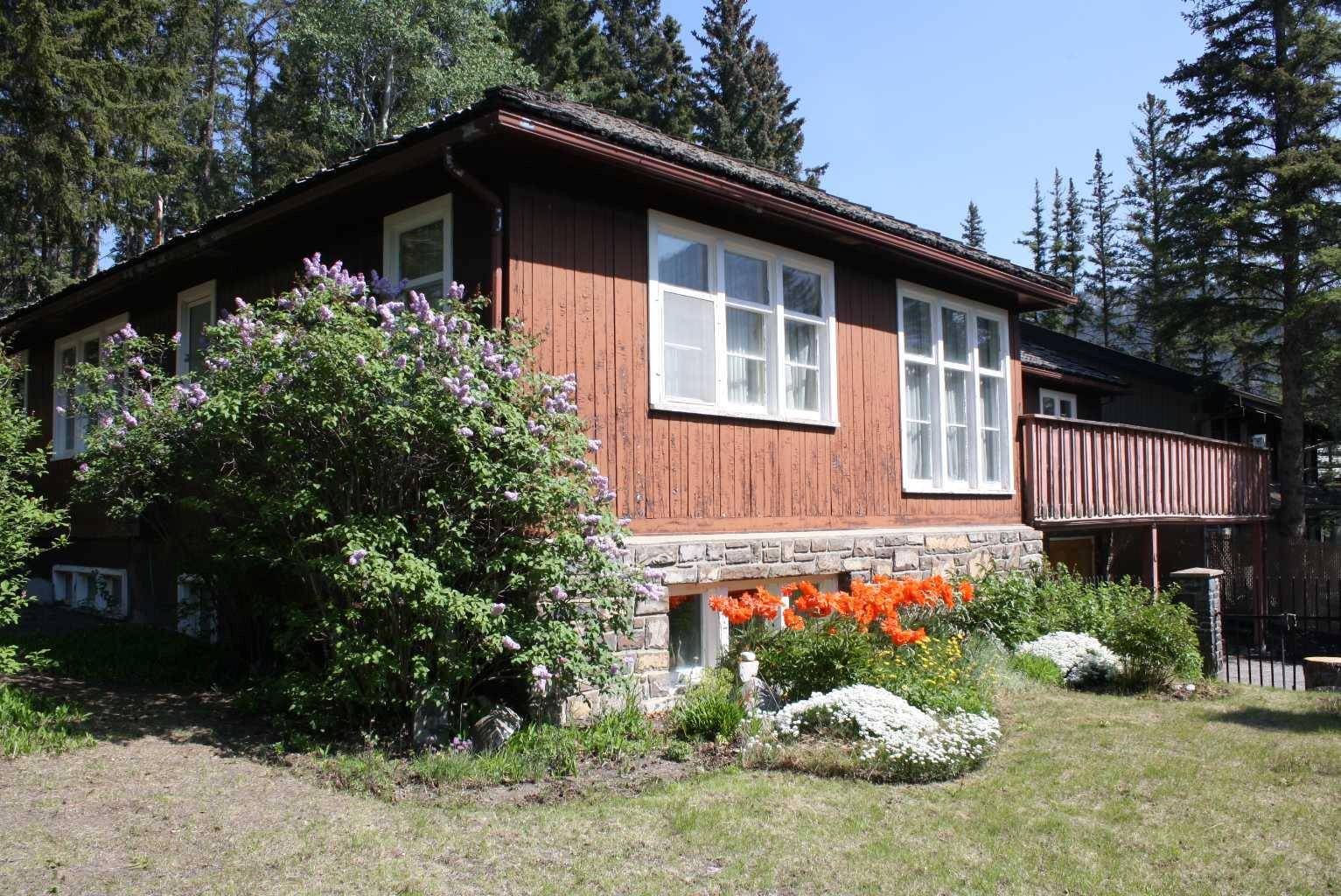 Banff, AB T1L 1E3,140 Kootenay AVE