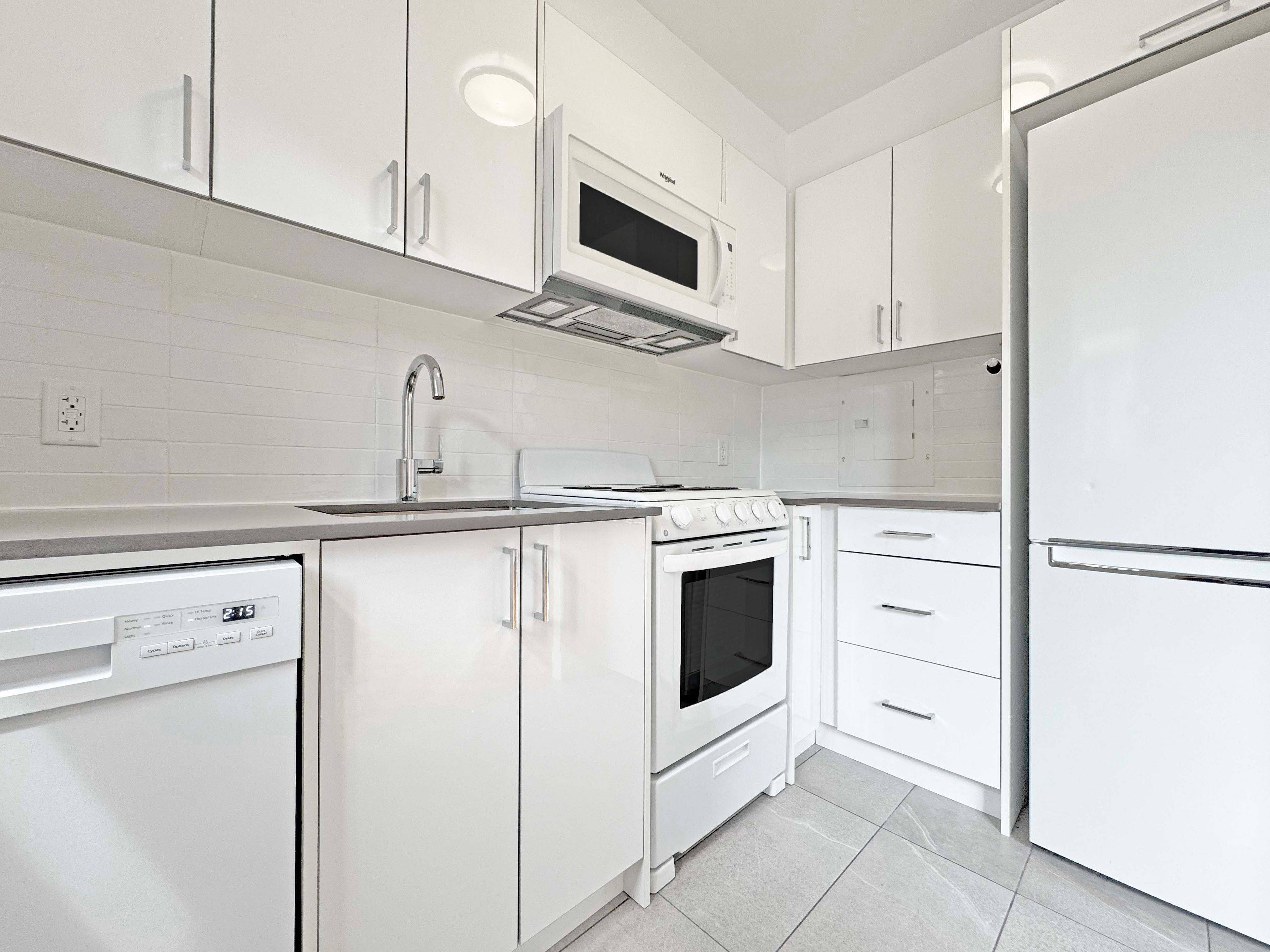 Toronto C11, ON M4G 2Z9,1291 Bayview AVE #305