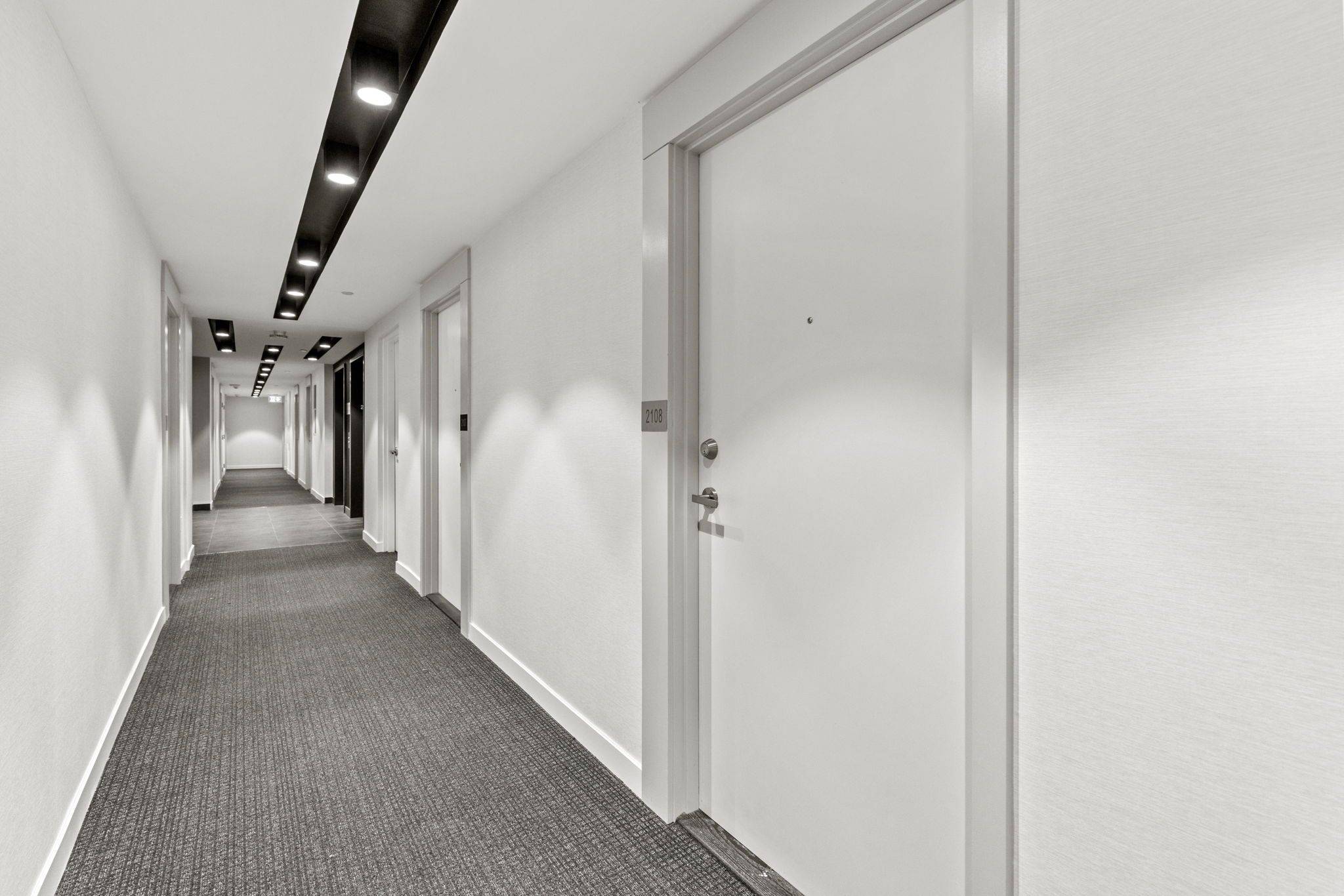 Toronto C10, ON M4P 0E3,99 Broadway AVE #2108